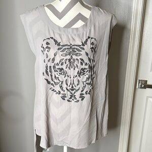 Chic Gray Tiger Print Muscle Tee